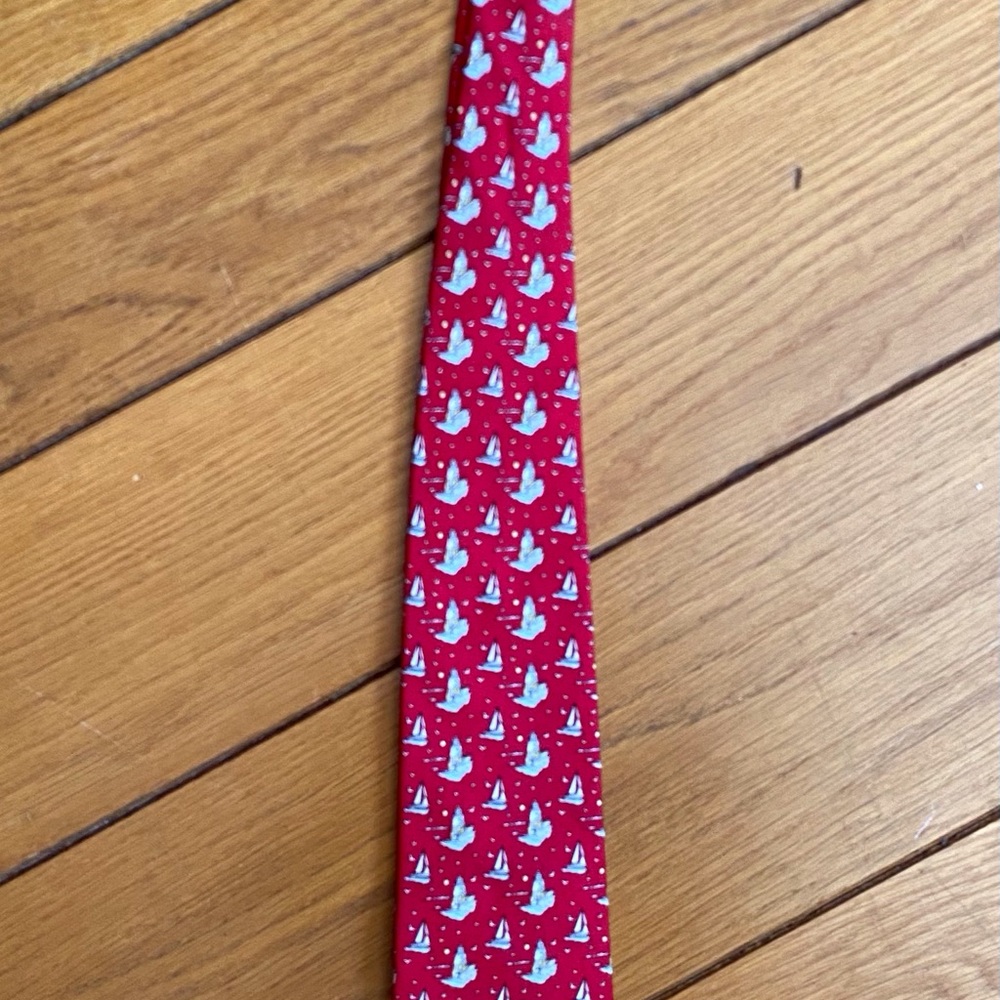 Vineyard Vines ~ Martha’s Vineyard Red with Sailboats and Lighthouses